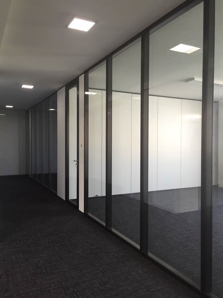 防火幕墻型材該怎么選擇 長期以來，建筑物的火災時常發生，建筑物防火一直都是設計師注重的要點，特別是外裝飾幕墻防火，關乎著逃生，阻止火勢蔓的重要防線。防火幕墻也隨之應運而生。那么，防火幕墻的最重要部分—(圖5)